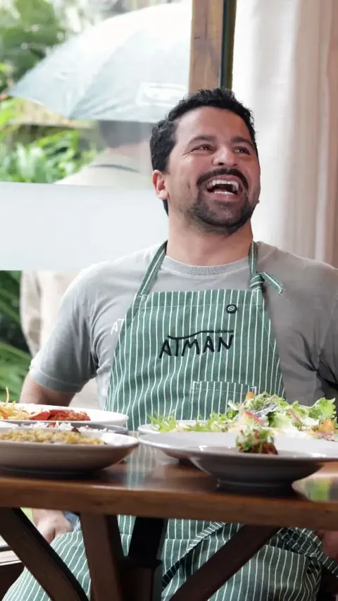 Chef Alan Marcos sorrindo à mesa