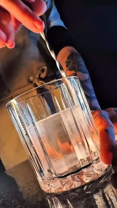 Drink sendo preparado em copo lapidado