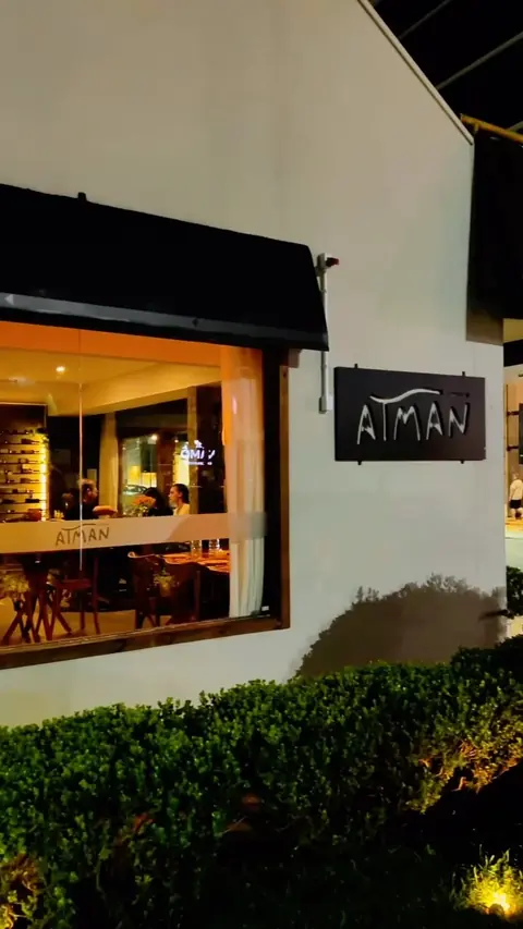 Fachada do Atman iluminada à noite