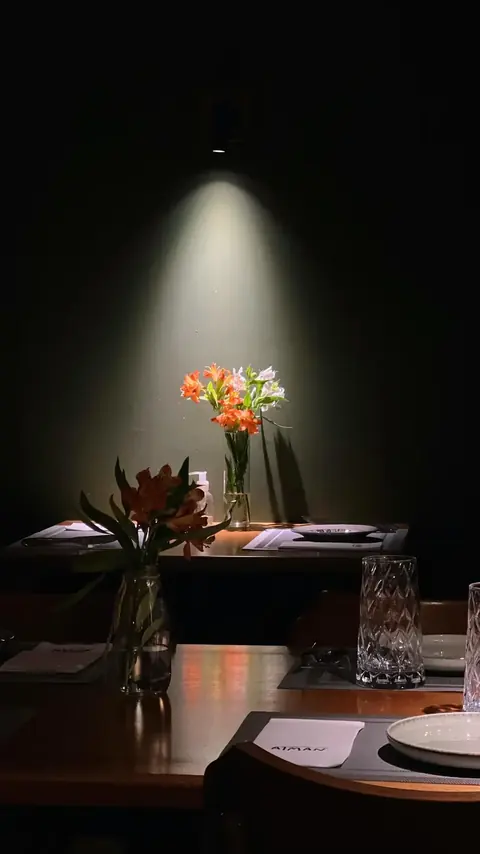 Mesa com flores sob luz baixa